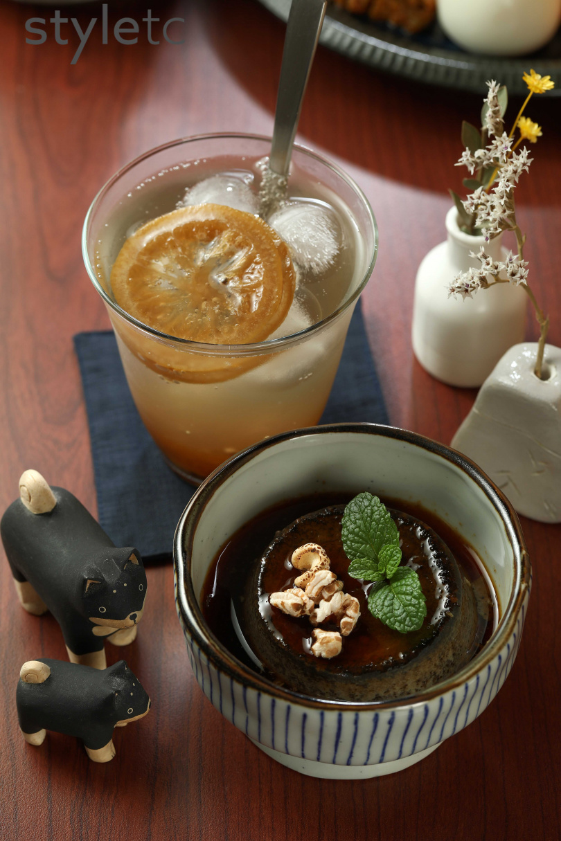 「焙茶手工布丁」（前，90元）使用日本靜岡有機焙茶粉，軟嫩苦甜；「自家製可樂」有明顯香料味卻不覺膩口。（100元，圖／于魯光攝）