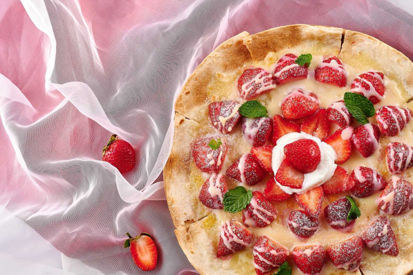 大湖草莓淋上新鮮煉乳，打造雙重口感的「草莓薄餅圓舞曲」(圖/JAI宅提供）