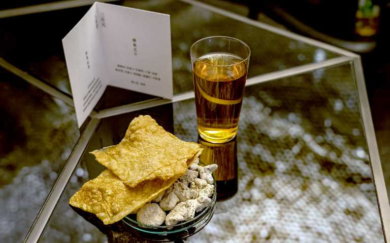 酒吧時段會提供獲得食品界米其林評鑑iTQi冠軍、帶有蜜香的「如果紅茶」，及以雞胸肉與香料特製的「蜂巢瓦片」。（需收入席費300元，圖／焦正德攝)