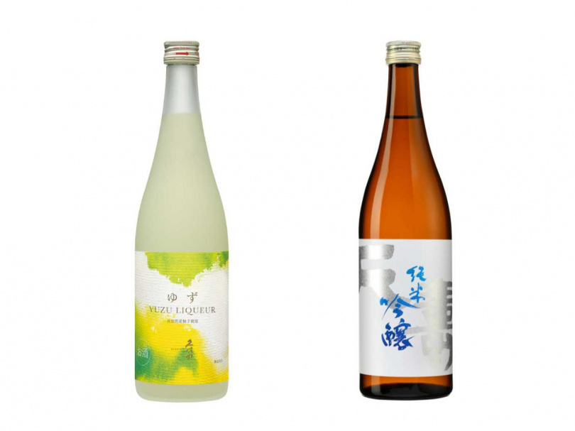 右「天壽 純米吟釀」、左 頂級清酒標竿「久保田 柚子酒」。