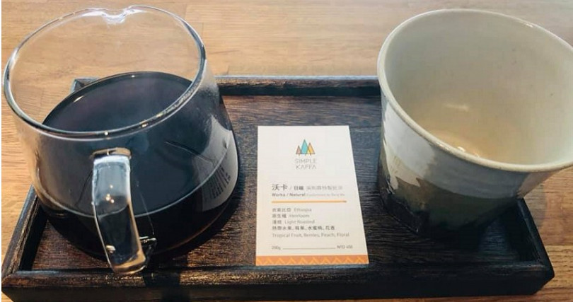興波的手沖咖啡會附上一張小卡片介紹你所點的咖啡。（圖／余玫鈴）