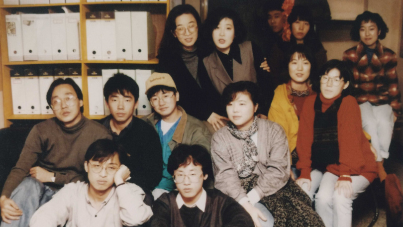 電影同好社團「黃色大門」由崔鍾泰導演號召，聚集了一群熱愛電影的年輕人。（圖／Netflix提供）