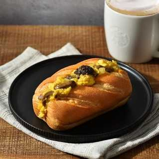 輕奢風味早餐「黑松露嫩蛋三明治」，以柔軟具奶香的布里歐麵包盛裝滿滿餡料。