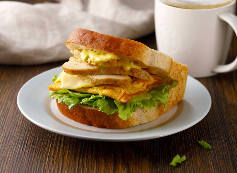 「烤雞生吐司三明治」，迷人的香煎蛋片搭配富有口感的雞肉片，夾入國人最喜愛的生吐司中。