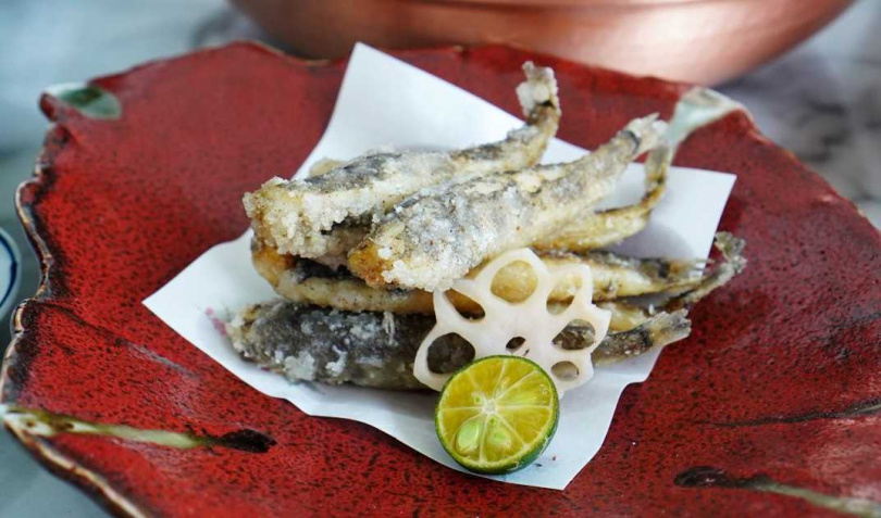 酥炸後的「宮崎青眼魚唐揚」保留細緻肉質，可搭配欣葉特製的海鮮鹽享用。（220元，圖／魏妤靜攝）