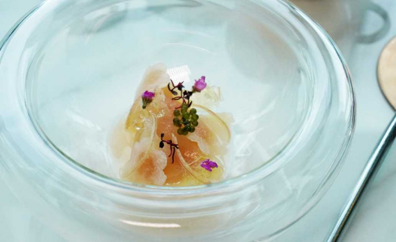 「鰤魚 梅子 櫻花」不只視覺上帶有賞櫻氛圍，還透過不同層次酸度為鰤魚生魚片帶來纖細風味。（圖／魏妤靜攝）