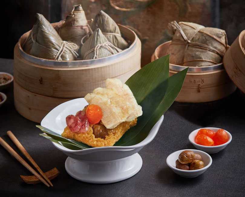 台南遠東香格里拉「麻油松阪豬肉粽」用料扎實，入口帶有荷葉香氣，滋味迷人！