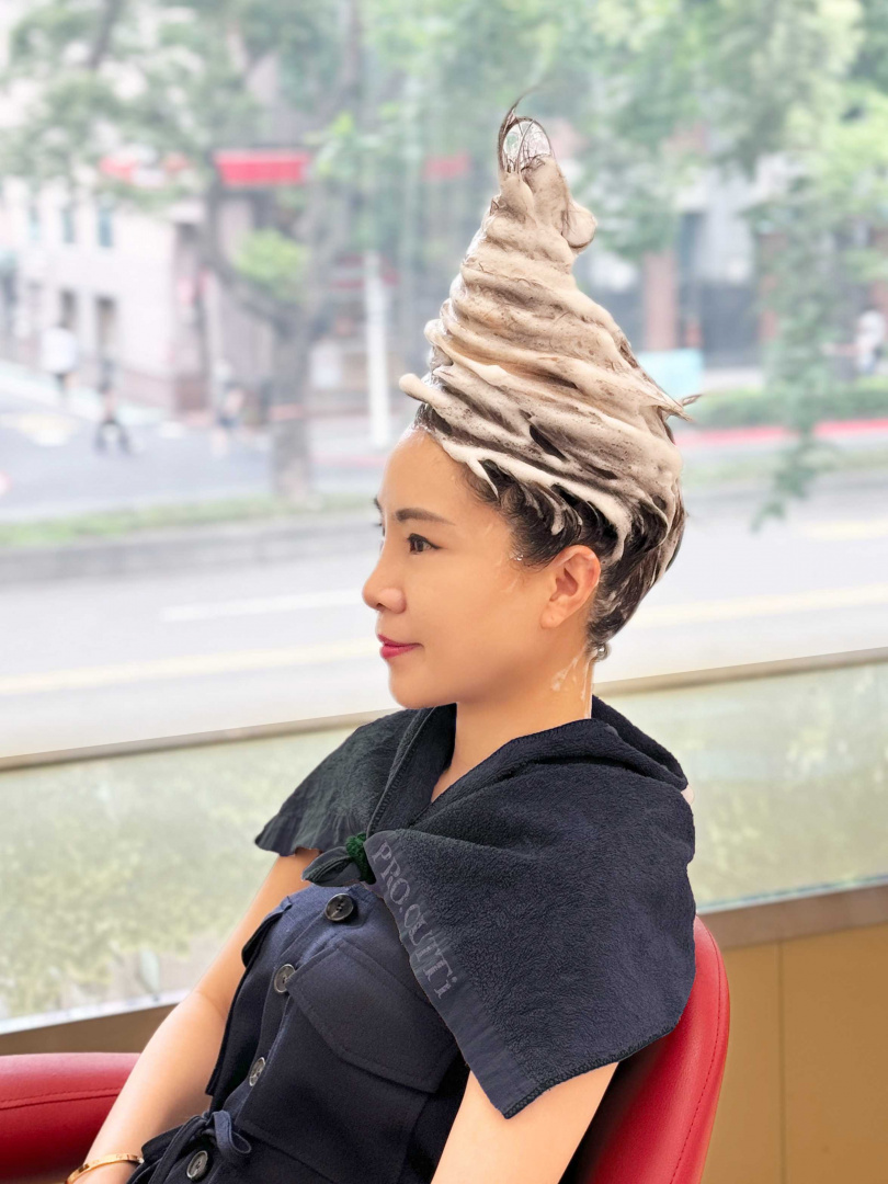 台灣式洗髮採坐姿洗髮並同時享受專人按摩脖肩頸的服務，全程近40分鐘的過程中，賓客可於髮廊享受頭皮紓壓、樂享頭髮百變造型樂趣。