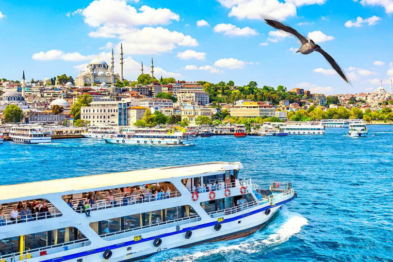 10日飽覽藍色土耳其美景，搭乘博斯普魯斯海峽遊船賞伊斯坦堡如畫風光，只要44,900元起，搭配玉山銀行分期零利率每人每月只要3,300元起。