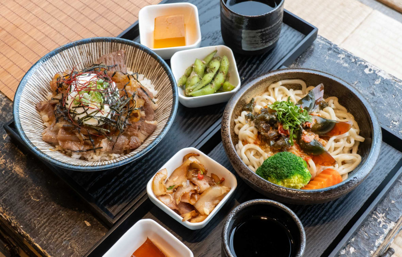 牛丼飯套餐搭配焙火茶（左）、皮蛋椒麻麵搭配蜜香紅茶，套餐除了茶飲亦附茶凍。（各180元，圖／焦正德攝）