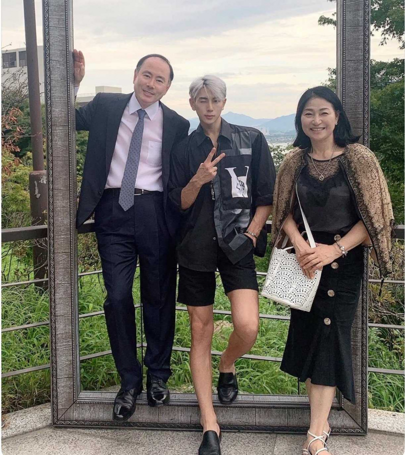 鐘勳這張照片也被脆友點名很少直男會穿這種超窄短褲,還說希望他不要再假裝喜歡慧真了XD。(圖/取自鐘勳IG)