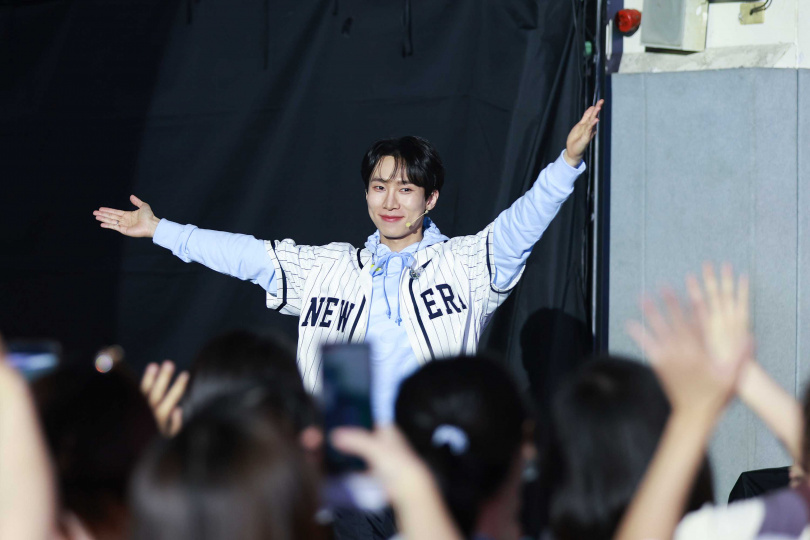 恩光他本來想用中文說「真心感謝大家」，但發音不標準變成「真性感大家」，逗樂全場歌迷。（圖／SHOW Office提供）