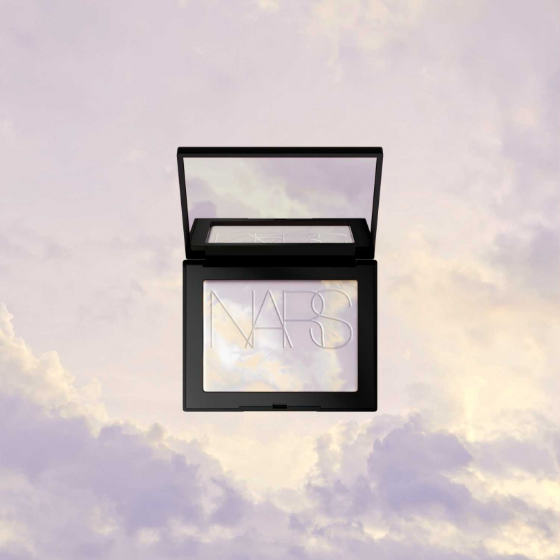 NARS 裸光幻彩蜜粉餅 #AURORA 10g /1,600元(圖/品牌提供)