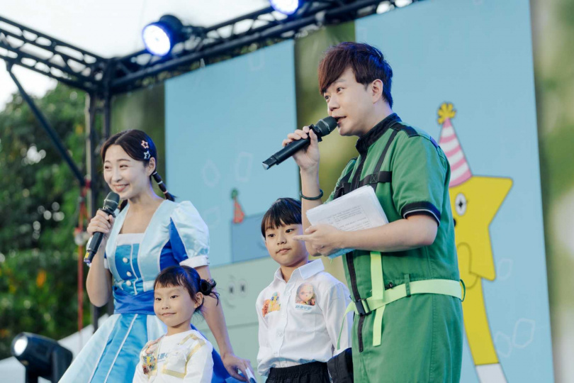 小岳哥哥(右)、蓓蓓姐姐(左)主持「妖果動動盃創意唱跳比賽，小岳哥哥透露熱到有點中暑。（圖／小公視提供）