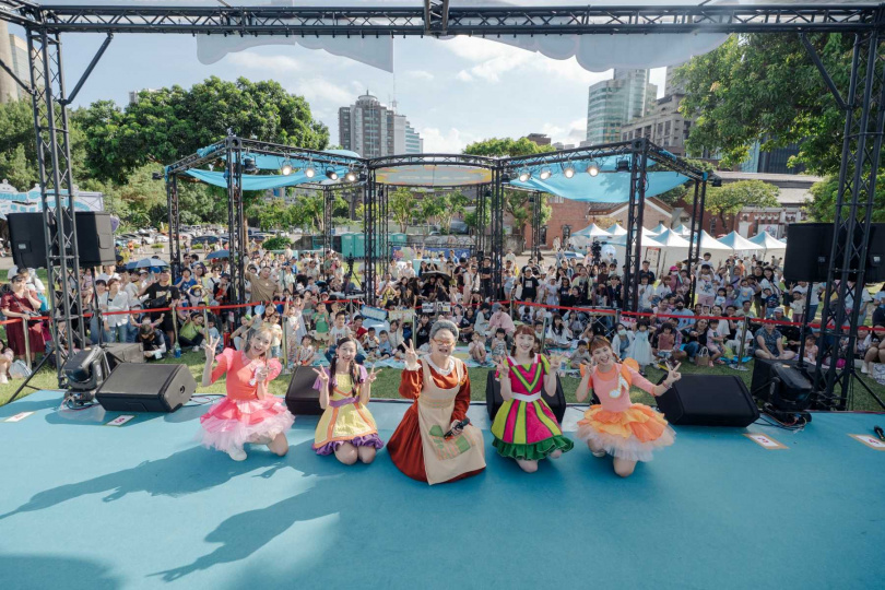 水果奶奶和上百位小朋友相見歡。（圖／小公視提供）