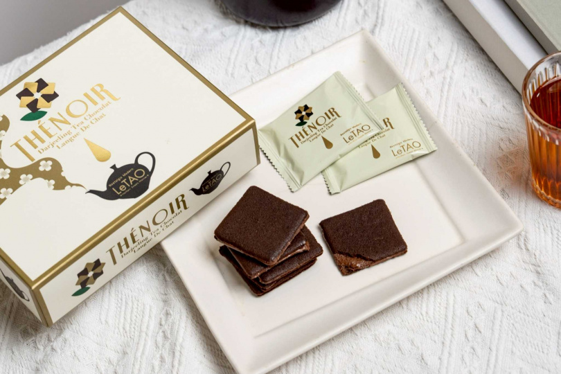 以LeTAO招牌甜點「皇家山峰─紅茶巧克力」為基礎的「紅茶巧克力夾心餅乾」。（400元／9入、700元／16入，圖／小樽洋菓子舖LeTAO提供）