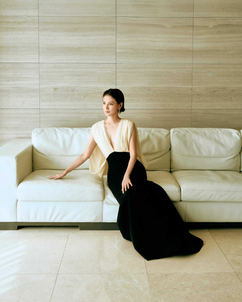 李心潔在釜山影展見證師父張艾嘉領獎。（圖／Netflix提供）