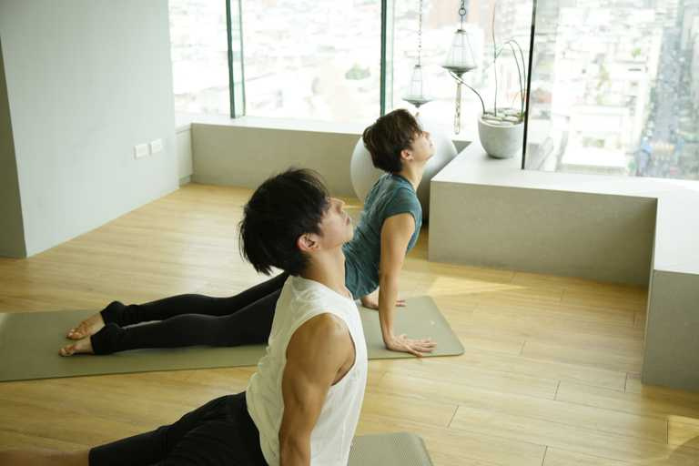 「拜日式」是在持續循環的瑜珈基礎動作下，專注鍛鍊身心毅力，引導覺察內在的能量。（圖╱SPACE提供）