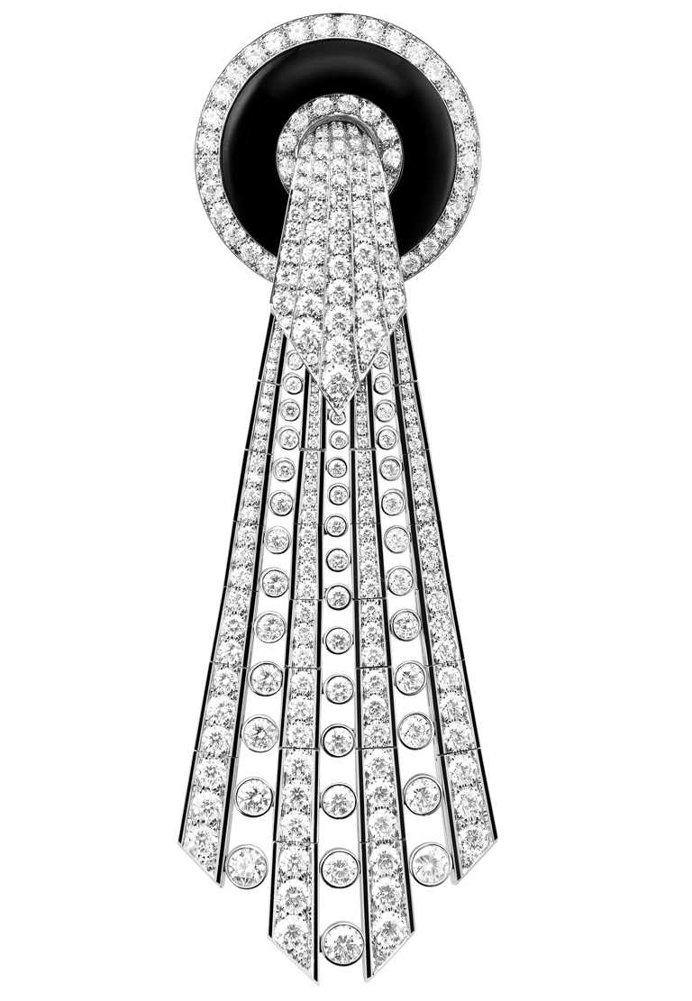 BOUCHERON「Histoire de Style, Art Déco」系列高級珠寶，Lavallière Diamants鑽石領結，項鍊可拆卸領結裝飾成為不同樣貌的頸鍊、領針╱價格店洽。（圖╱BOUCHERON提供）