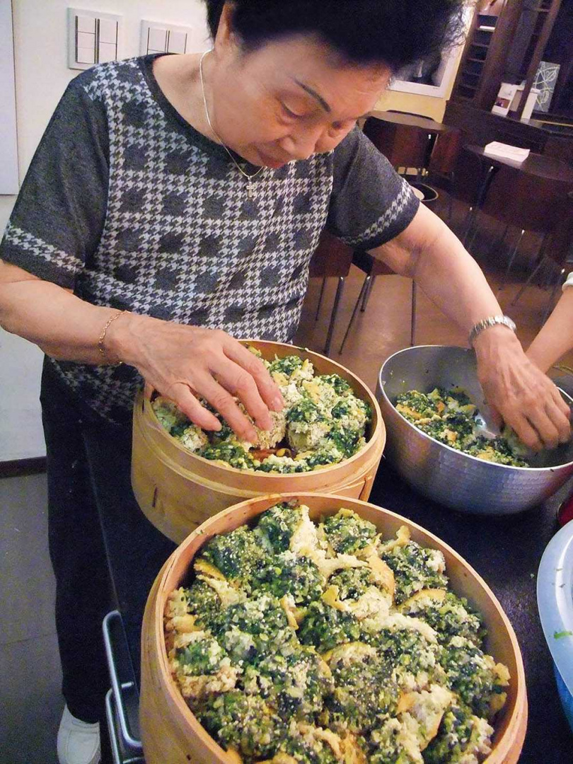 朱全斌母親製作「粉蒸豆腐」時，塞滿小白菜、茼蒿等多種切丁蔬菜做餡料。（圖／朱全斌提供）