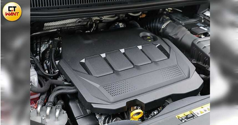 Caddy Maxi TDI Life搭載2.0升渦輪增壓柴油引擎，最大馬力達122匹，最大扭力則為32.6公斤米。（圖／王永泰攝）