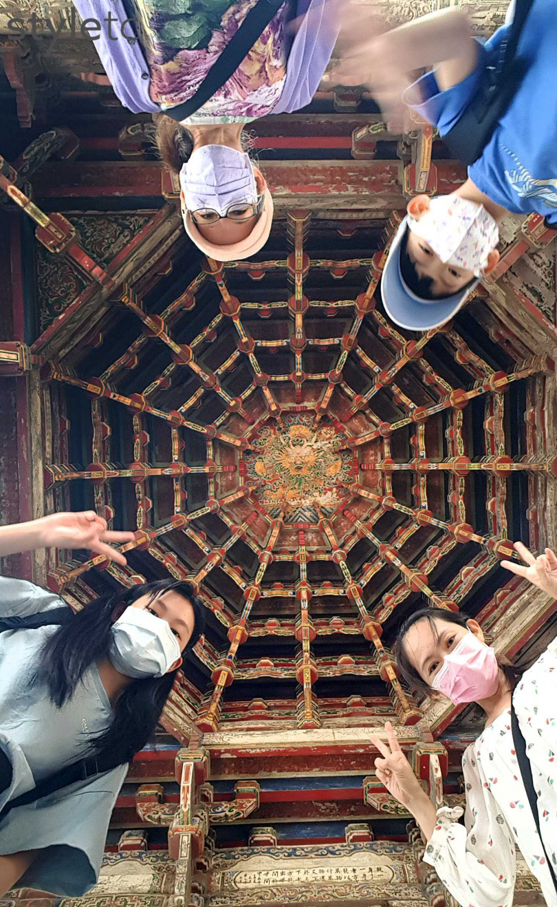 遊客到鹿港龍山寺都會在「八卦藻井」留下紀念照。（圖／于魯光攝）