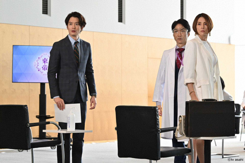 《派遣女醫X》第七季加入岡田將生（左）和野村萬齋（中），陣容更加堅強。（圖／friDay影音提供）