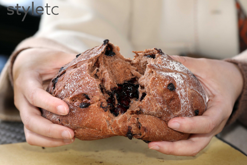 巧克力酵母麵包內包覆滿滿酸甜野莓，風味恰好平衡。（132元）（圖／于魯光攝）