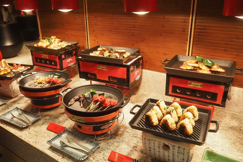 燒烤區鐵盤、鐵鍋是來自日本南部鐵器。（圖／魏妤靜攝）