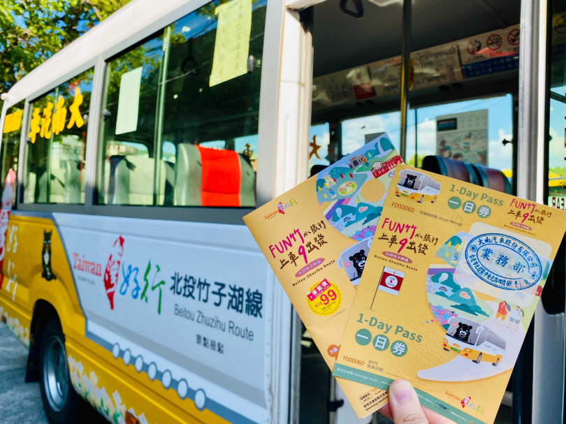 小9公車車廂內新增英日韓搭乘指引，包含簡易說明牌等。
