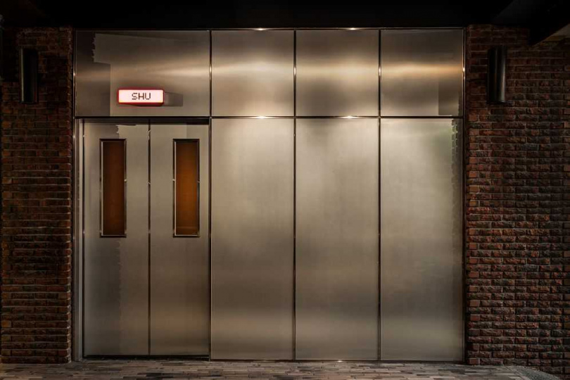 以電梯造型打造的酒吧大門。