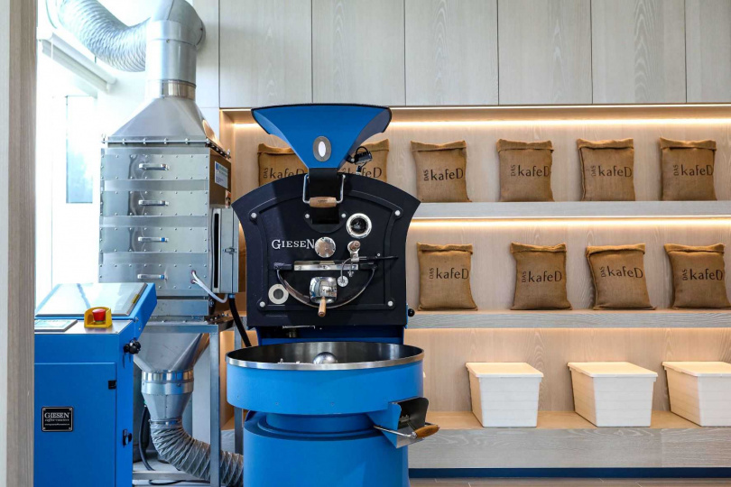 kafeD 水湳旗艦店特別設置烘豆區，邀請消費者深層感受咖啡風采。