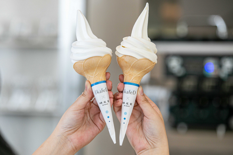 kafeD 跨界攜手蜷尾家，限量推出 2 款限定霜淇淋：「德國檸檬糖霜淇淋」與「德國百靈霜淇淋」。