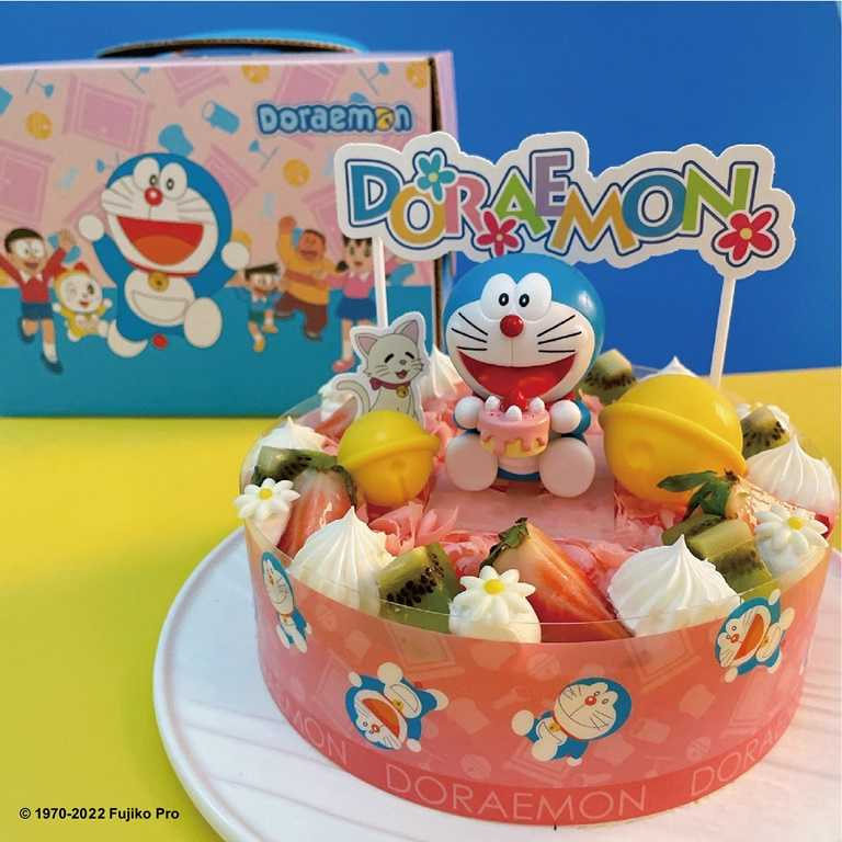 「哆啦A夢–蛋糕派對7吋」超萌哆啦A夢手捧草莓蛋糕，開心的和他的好友小咪一起派對。  