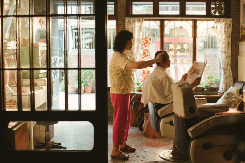 《本日公休》導演傅天余新作回到老家拍攝，自家的理髮店成電影場景。（圖／威視提供）
