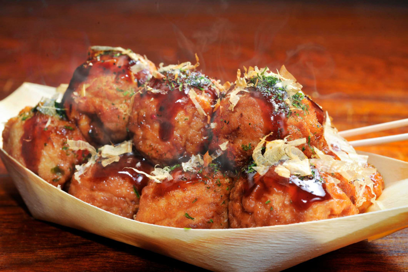 屋台料理的代表美食之一為大阪名物、熱氣翻騰的章魚燒。