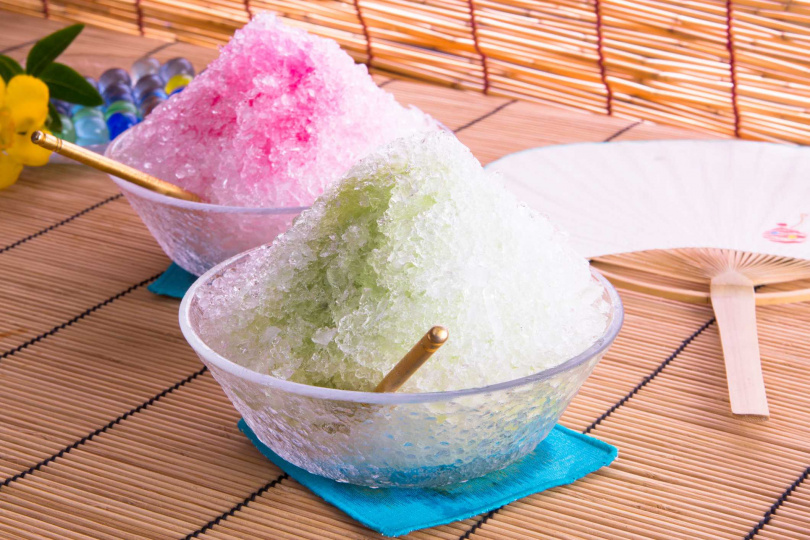 夏日屋台美食祭供應多款視覺清涼且口味多元、色彩繽紛華麗的日式刨冰。