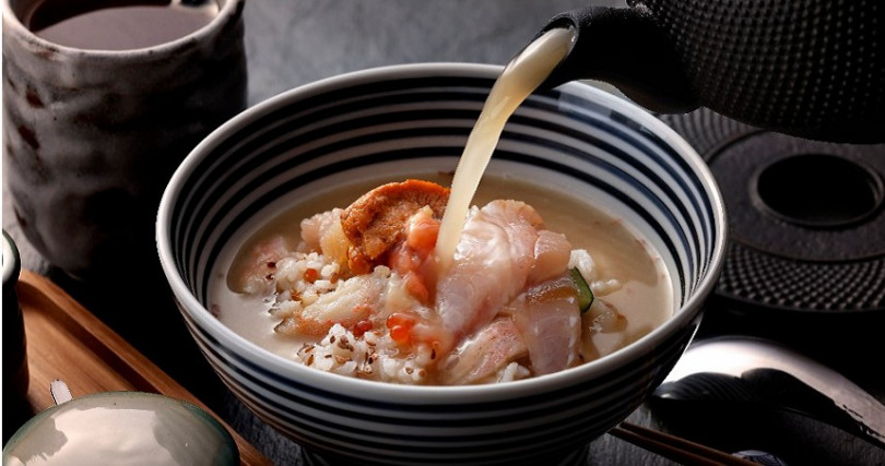 海鮮丼吃到一半時，還可以請師傅為你倒入真鯛高湯，享受湯泡飯吃法。