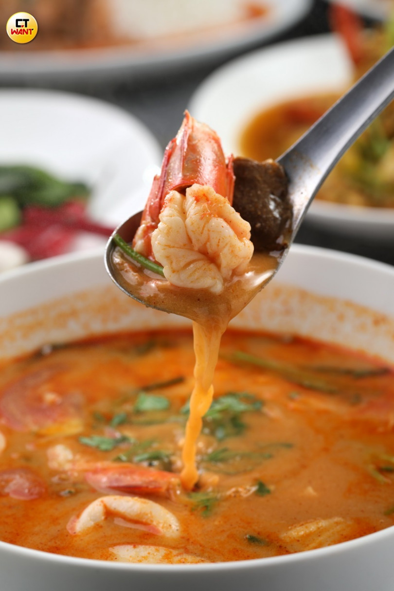 (酸辣海鮮湯)以鮮蝦為主料,用多種泰式香料引出蝦湯濃郁鮮味！