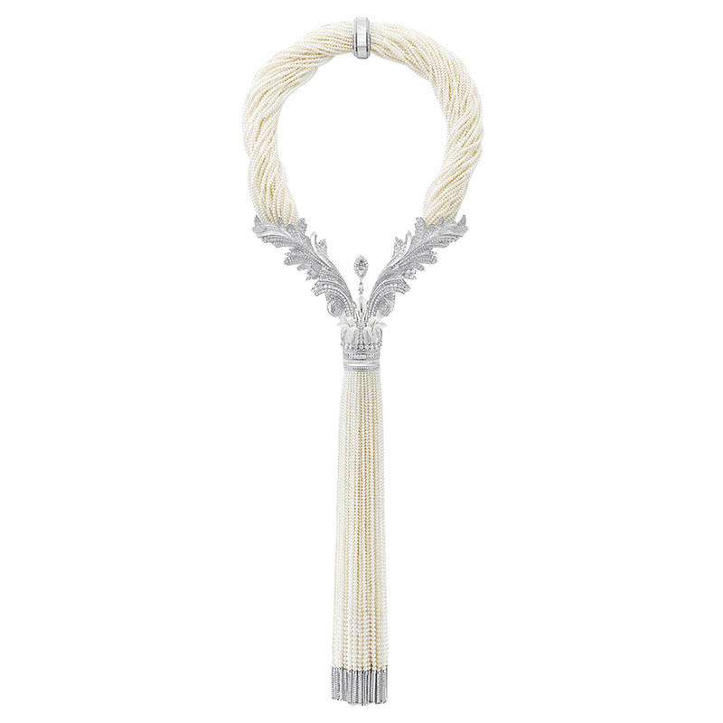 BoucheronParis Vu Du 26系列忍冬草紋飾流蘇白金項鍊，11,824顆淡水白珍珠定價：30,300,000元。