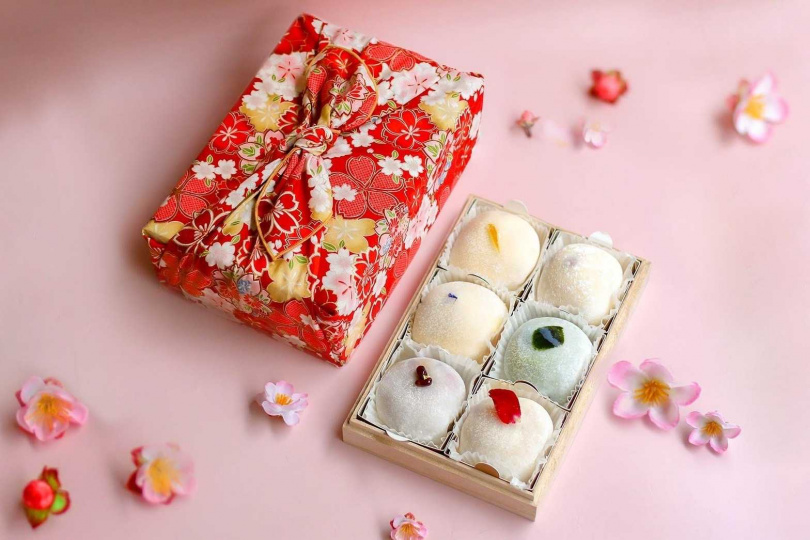 「日本草莓大福禮盒」將在12/20中午12點正式開賣，取貨時間為1/8至2/8，保存方式為冷藏可兩天，建議當天吃完，最多隔天！