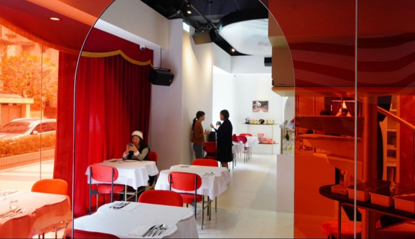 PARADE日常法餐空間大膽融入大面積的紅色，帶來視覺衝擊。