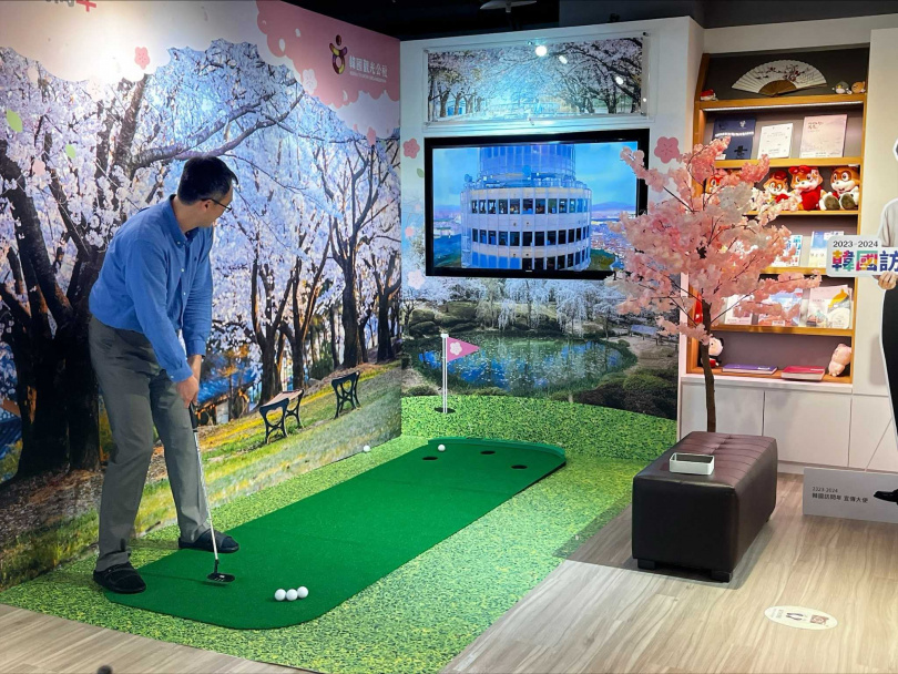 自3/11起，台北支社在KOREA PLAZA也準備了「一桿推進韓國春花季」體驗活動，現場佈置韓國各地的春季花朵造景及高爾夫推桿小遊戲，讓大家夠身如其境。
