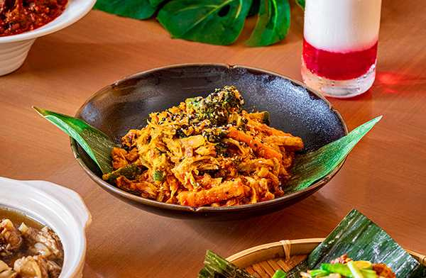 台南遠東香格里拉「娘惹涼拌阿雜菜」將小黃瓜、紅蘿蔔、高麗菜切段後用鹽醃製，吃起來酸辣爽脆並帶點嚼勁，很是開胃。（圖／台南遠東香格里拉）