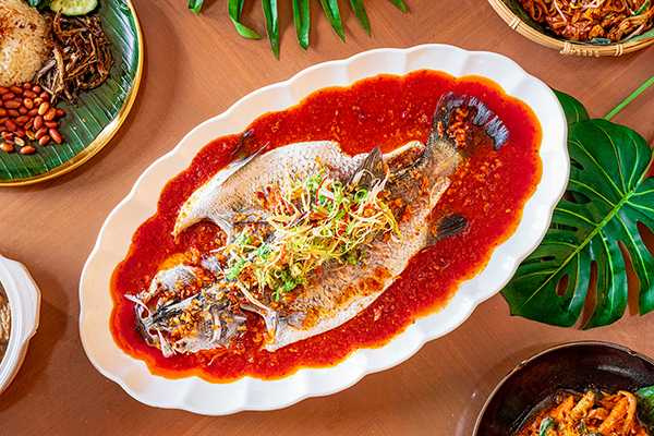 台南遠東香格里拉「馬來西亞醬蒸魚」創意加入台南梅嶺的梅子醬，與香茅等香料熬製成醇厚醬汁，入口魚肉鮮甜且醬香滿溢。（圖／台南遠東香格里拉）