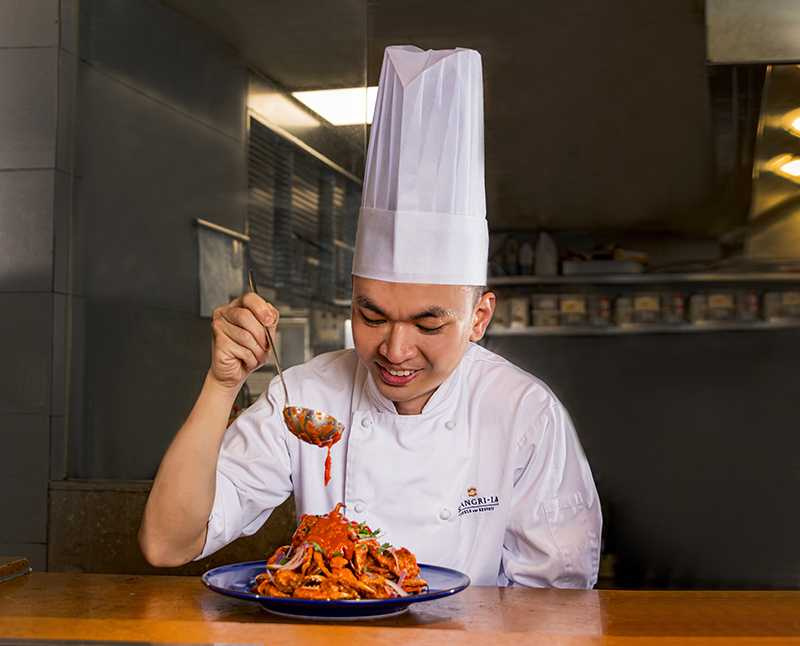 台南遠東香格里拉「遠東Café自助餐廳」馬來西亞籍林垠伸師傅，秉持對料理的喜愛和熱忱，將為府城食客們獻上一道道最正統的馬來西亞佳餚！（圖／台南遠東香格里拉）