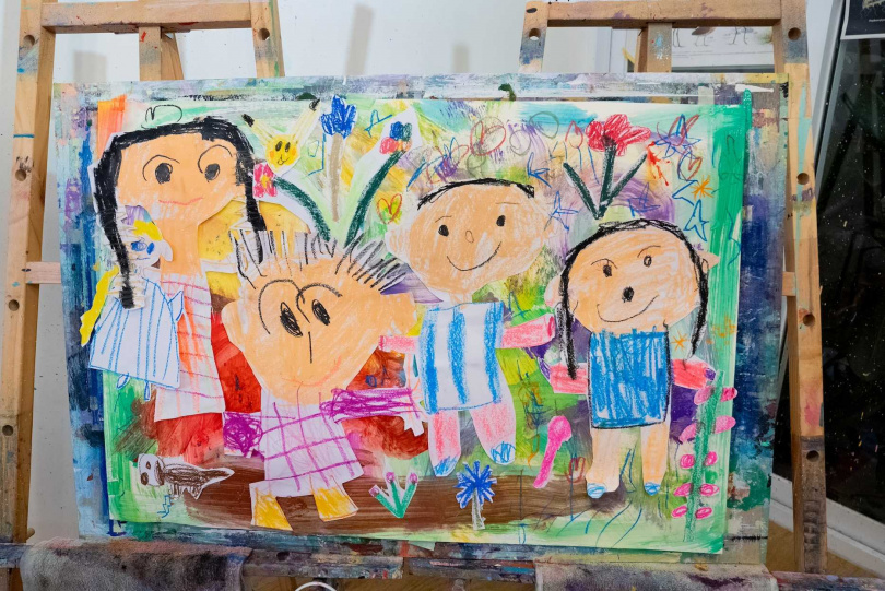 新歌MV出現的全家福圖畫，是由林宥嘉一雙寶貝兒女特別親手繪製。（圖／華研國際提供）
