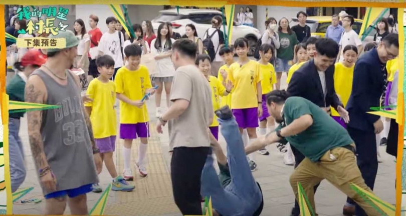  卜學亮（右二）挑戰跳繩任務不慎跌倒。（圖／好看娛樂提供）