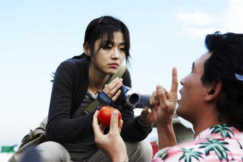 全智賢曾為主演的韓國電影《曾是超人的男人》到戲院打招呼，李帝勳興奮前往還尾隨全智賢。（圖／翻攝自網路）