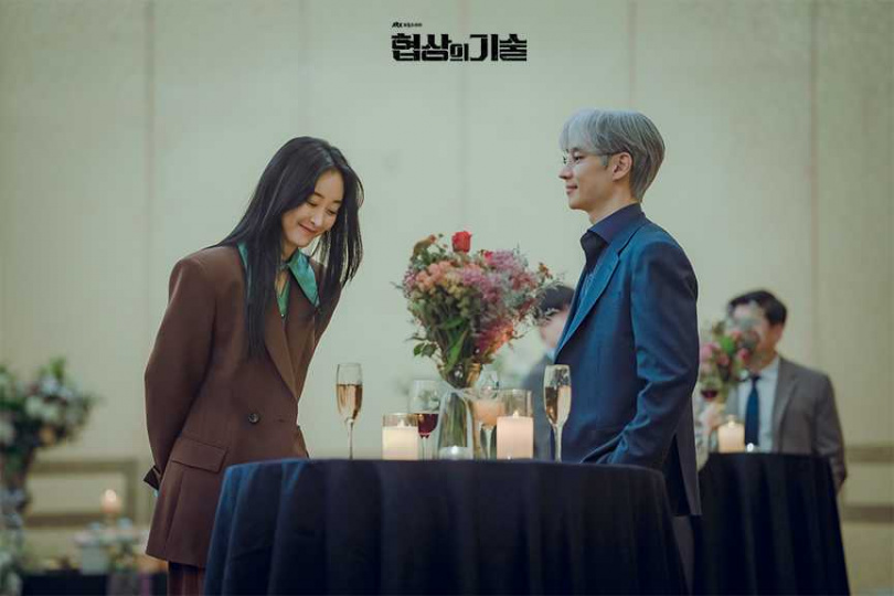 李帝勳平日會研究不同的角色應該搭配哪些不同的造型，事先買下各種衣物備用。（圖／翻攝《協商的技術》官網）